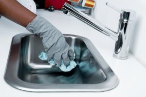 Kotisiivoukseen kuuluu yleisesti muun muassa keittiön tiskialtaiden puhdistus. 